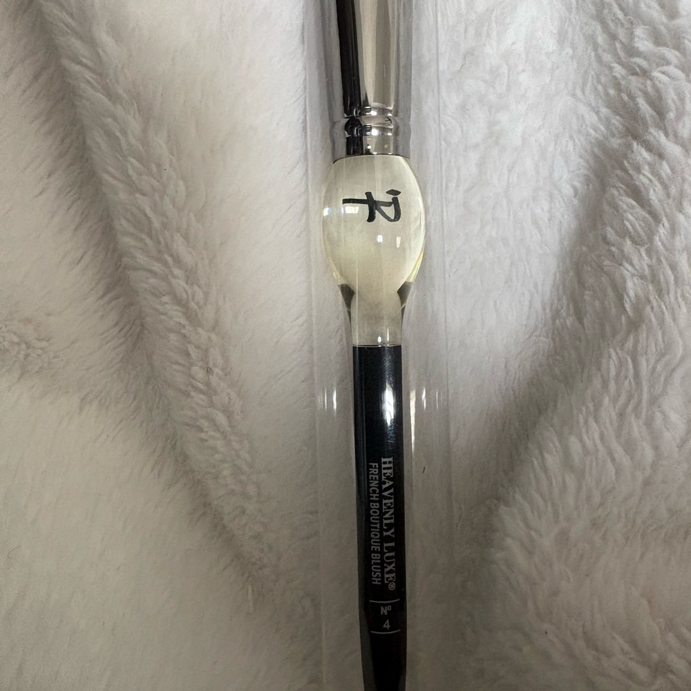 IT COSMETICS HEAVENLY LUXE FRENCH BOUTIQUE  #4 ULTRA SOFT BLUSH BRUSH SEALED!!! - Picture 3 of 3